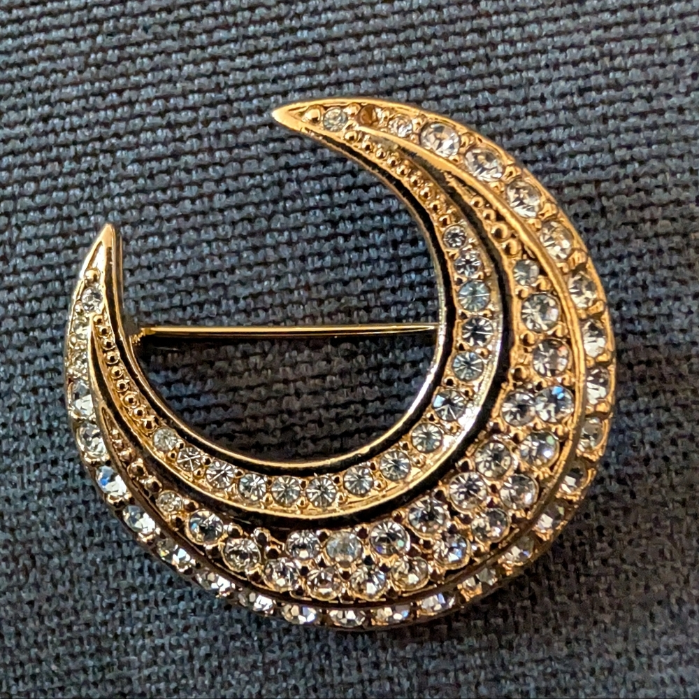 JOAN RIVERS BROOCH SIGNED VINTAGE JEWELRY CRESENT MOON GOLDTONE WHITE RHINESTONE